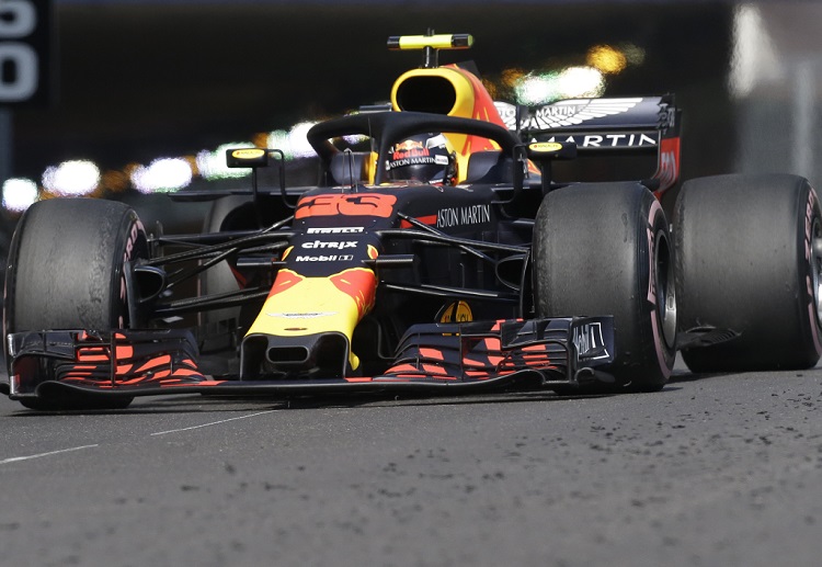 Cược thể thao: Chuyện không vui lại tới với “Bò húc” khi Verstappen cảm thấy có vấn đề với hộp số trong lúc chạy giả lập đua