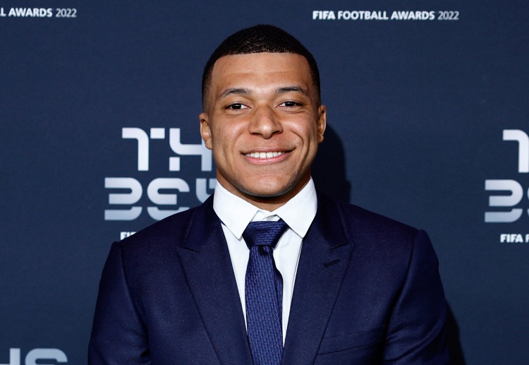 Mbappe ‘ghi điểm’ khi tươi cười ôm Messi chúc mừng ở gala trao giải FIFA The Best 2022