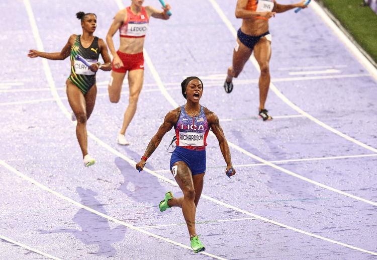 미국의 샤캐리 리처드슨은 올림픽 2024 여자 4x100m 계주에서 금메달을 차지했다.